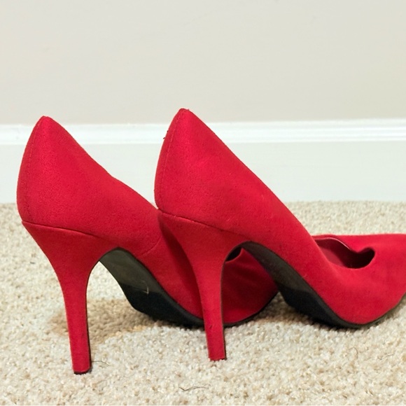 Red High Heels with Classic Pump Style and High Thin Heel - Picture 6 of 10